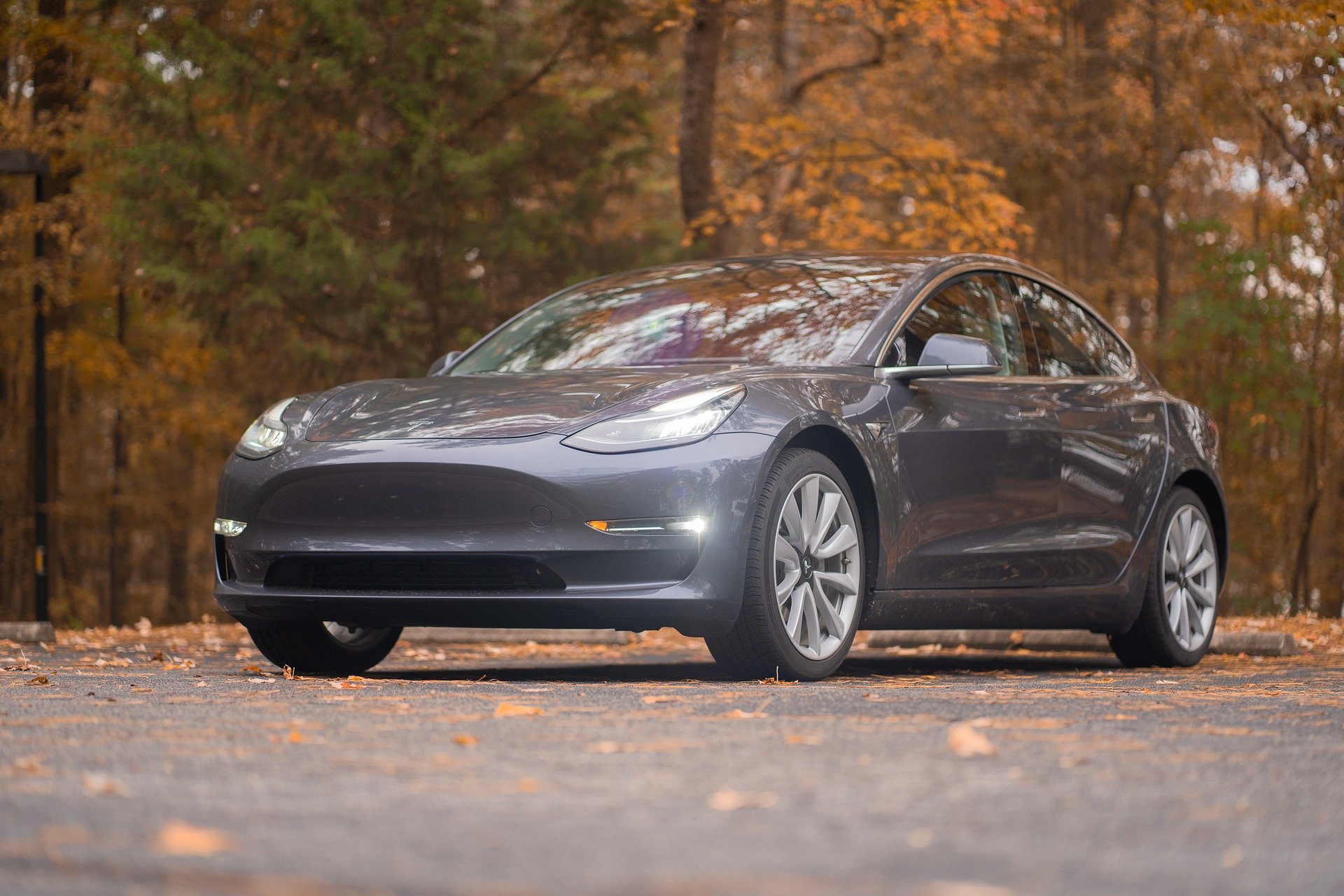 La Californie examine si les tests de conduite autonome de Tesla doivent être surveillés.