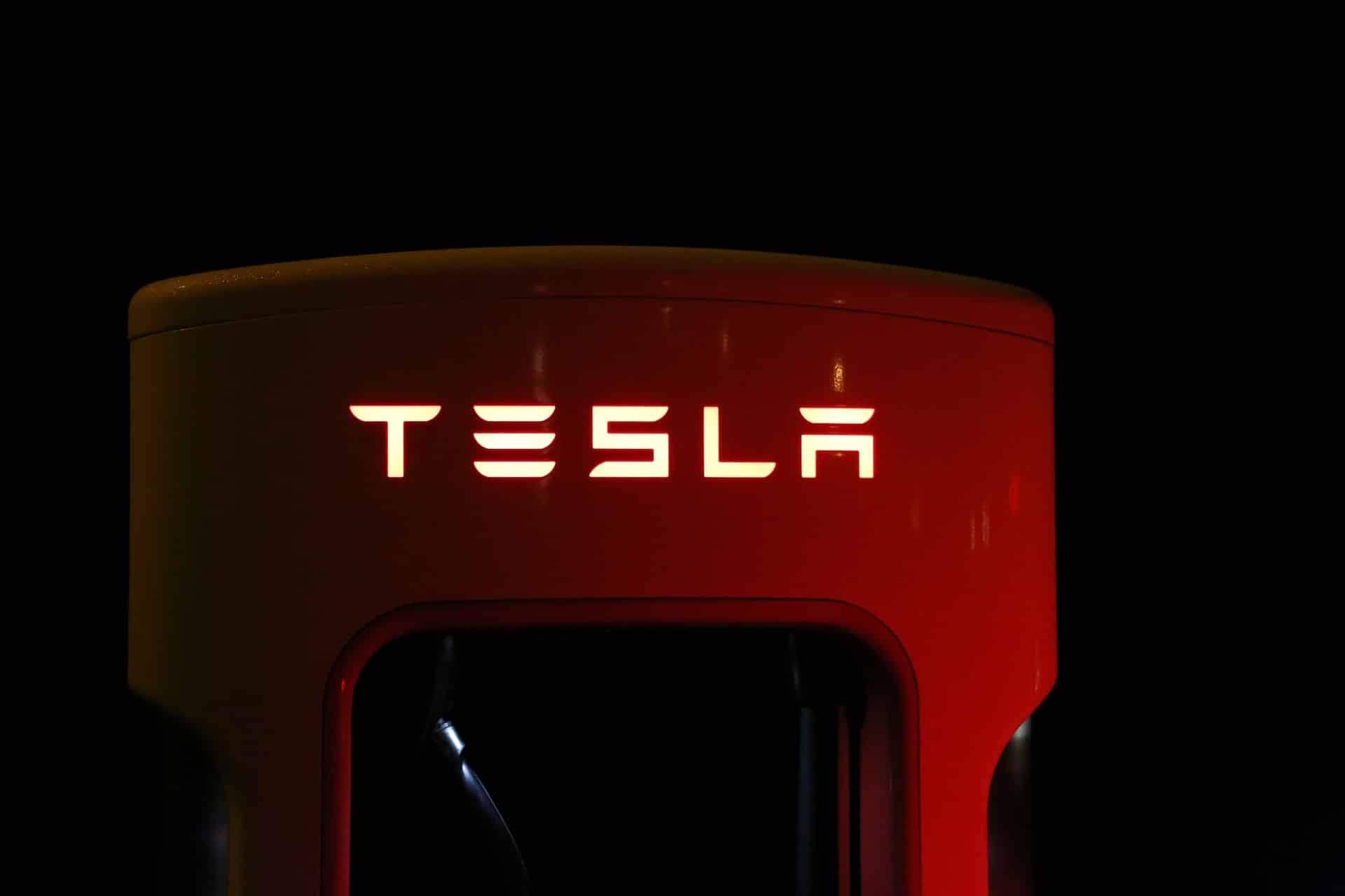 Tesla enregistre un bénéfice record grâce à l’explosion des livraisons de voitures électriques.