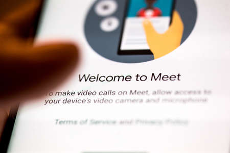 Les nouveaux filtres vidéo de Google Meet sont une source de cauchemar