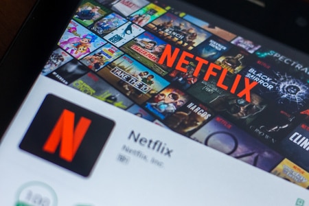 Netflix s’empresse de lancer un abonnement financé par la publicité