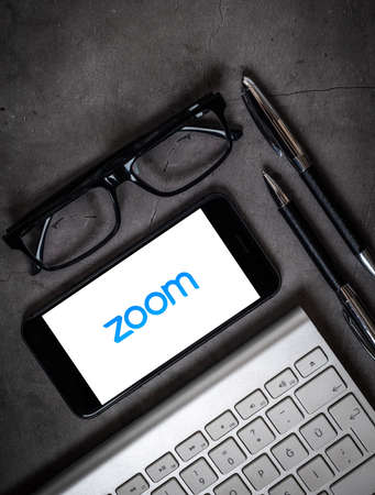 Comment réduire l’éblouissement sur les lunettes dans Zoom ?