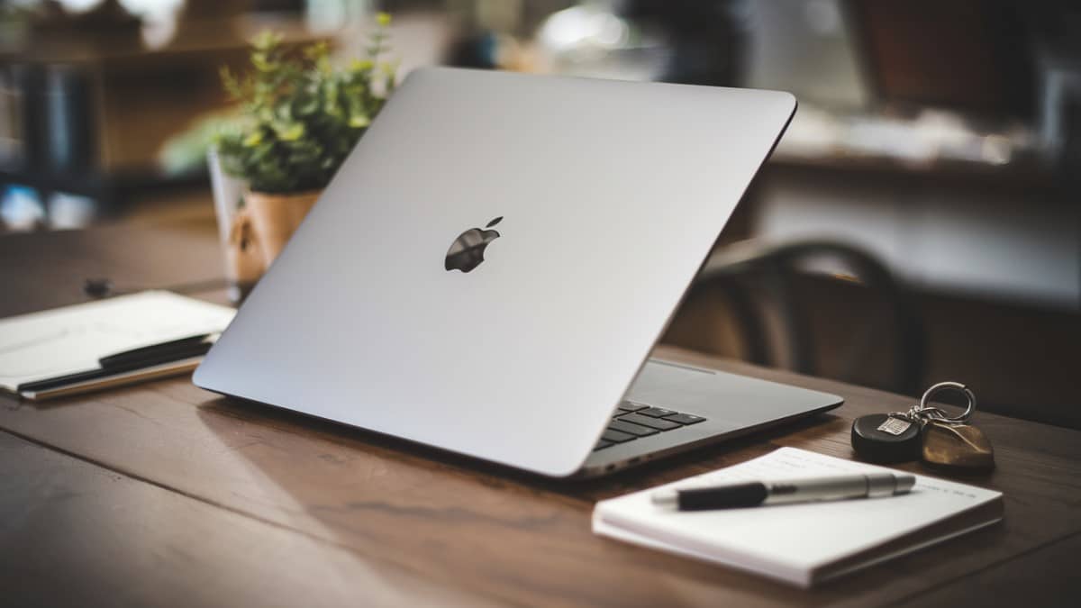 MacBook posé sur bureau