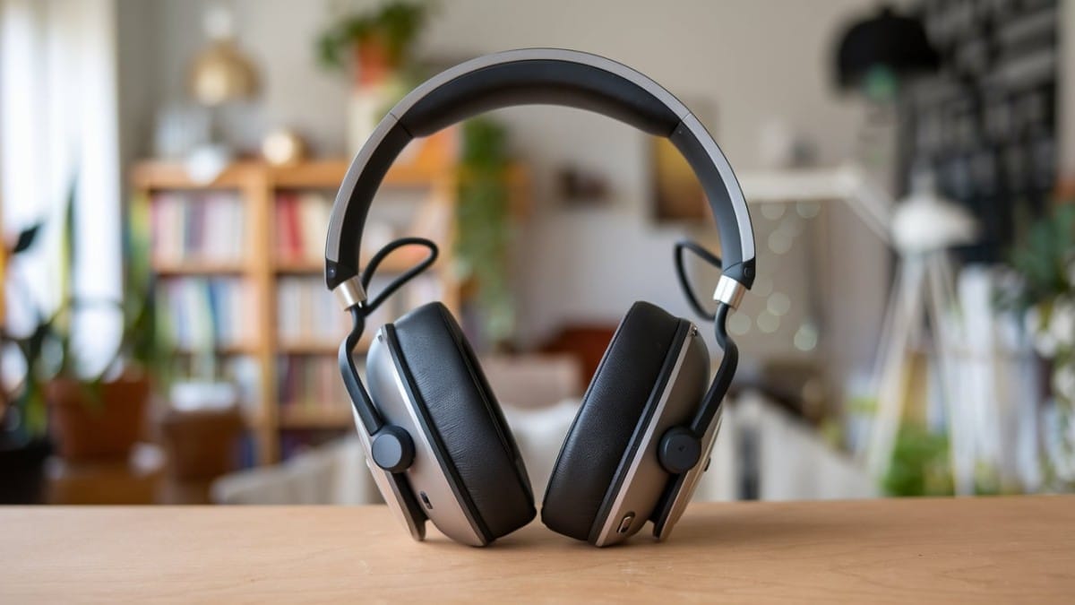 Casque audio posé sur table