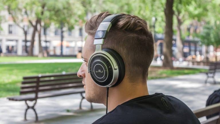 Homme avec casque audio