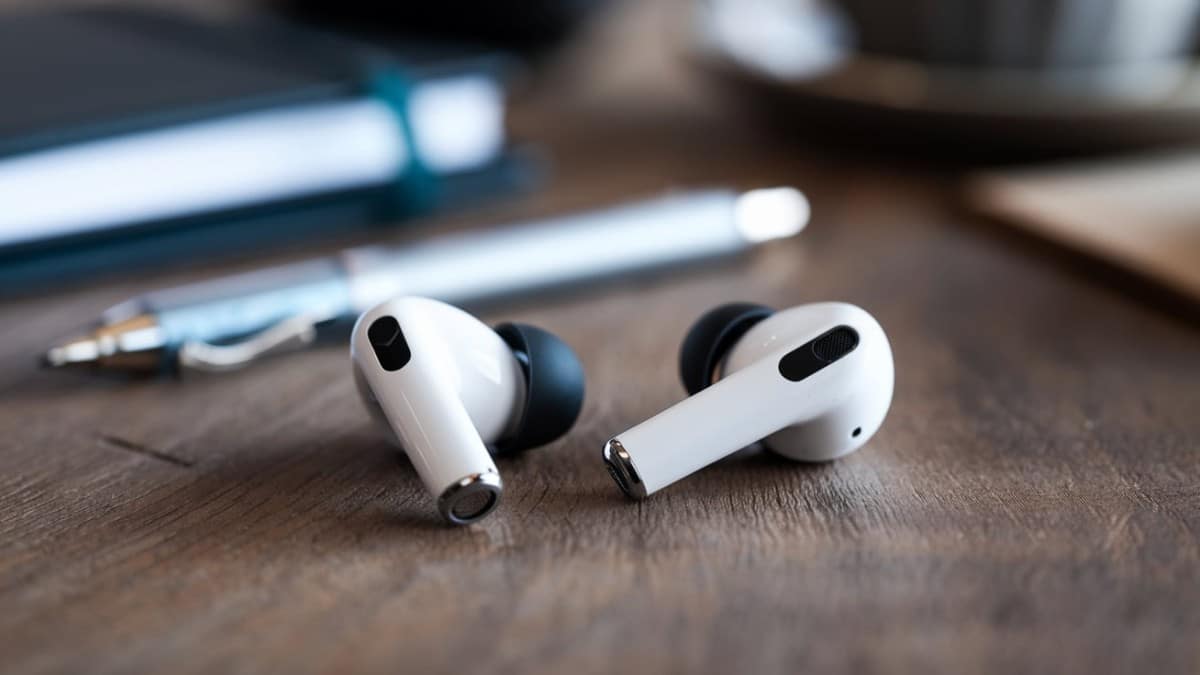 Écouteurs blancs sur table