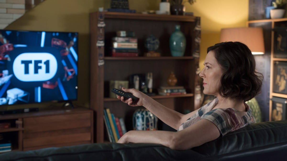 Femme utilisant une télécommande