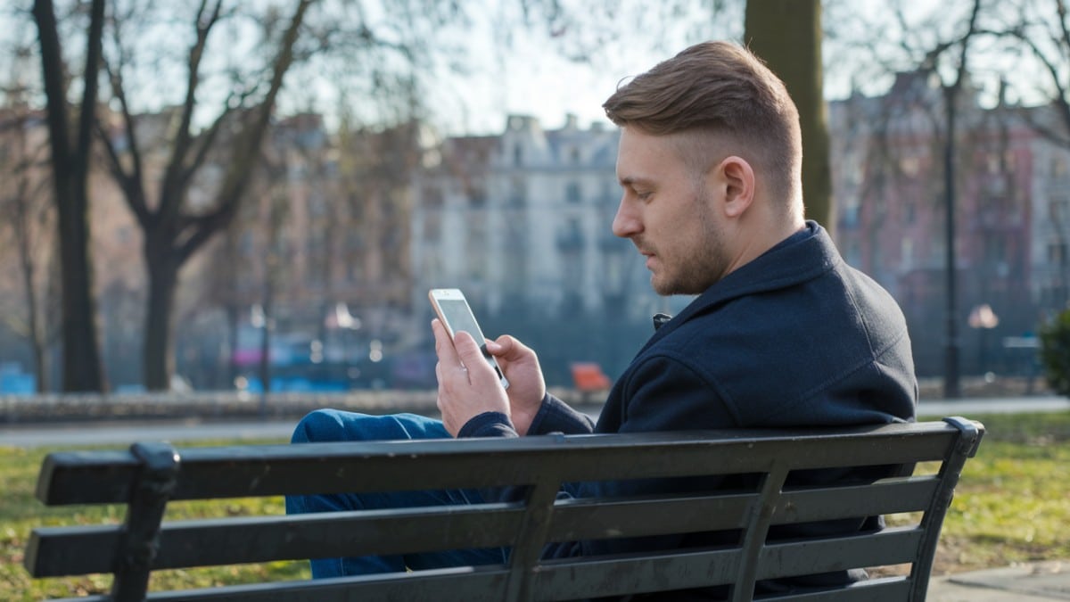 Homme sur smartphone extérieur