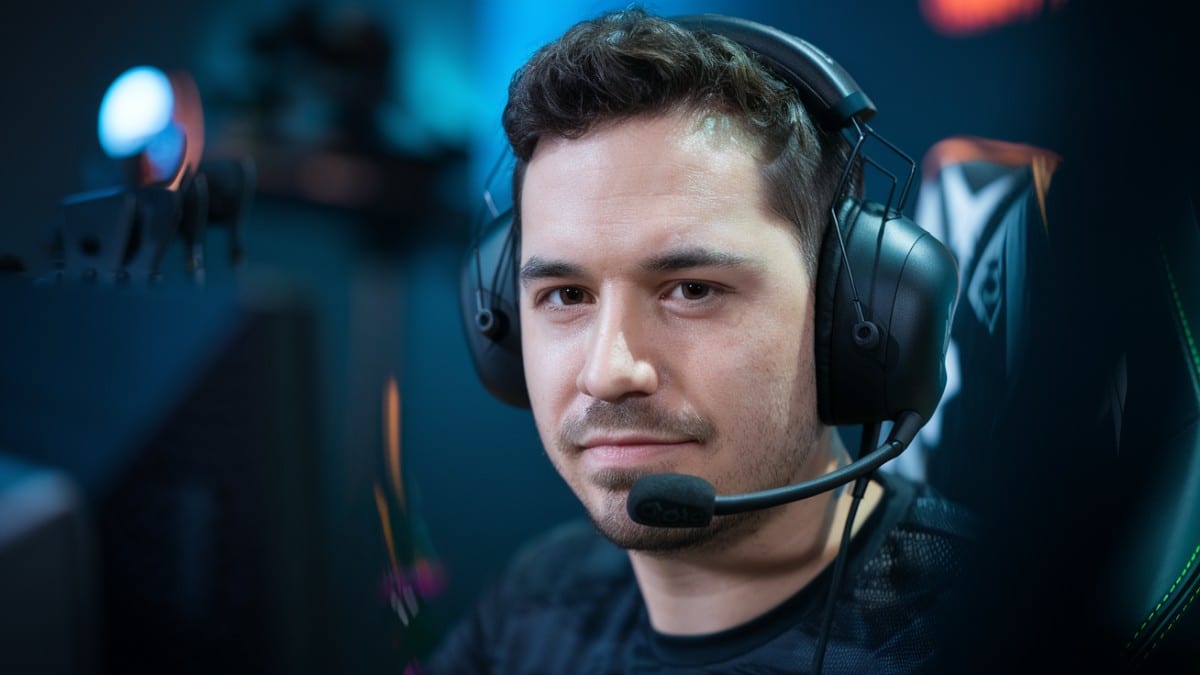 Gamer concentré avec casque