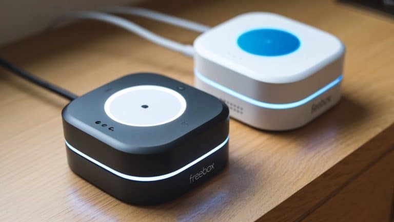 Deux modems Freebox modernes