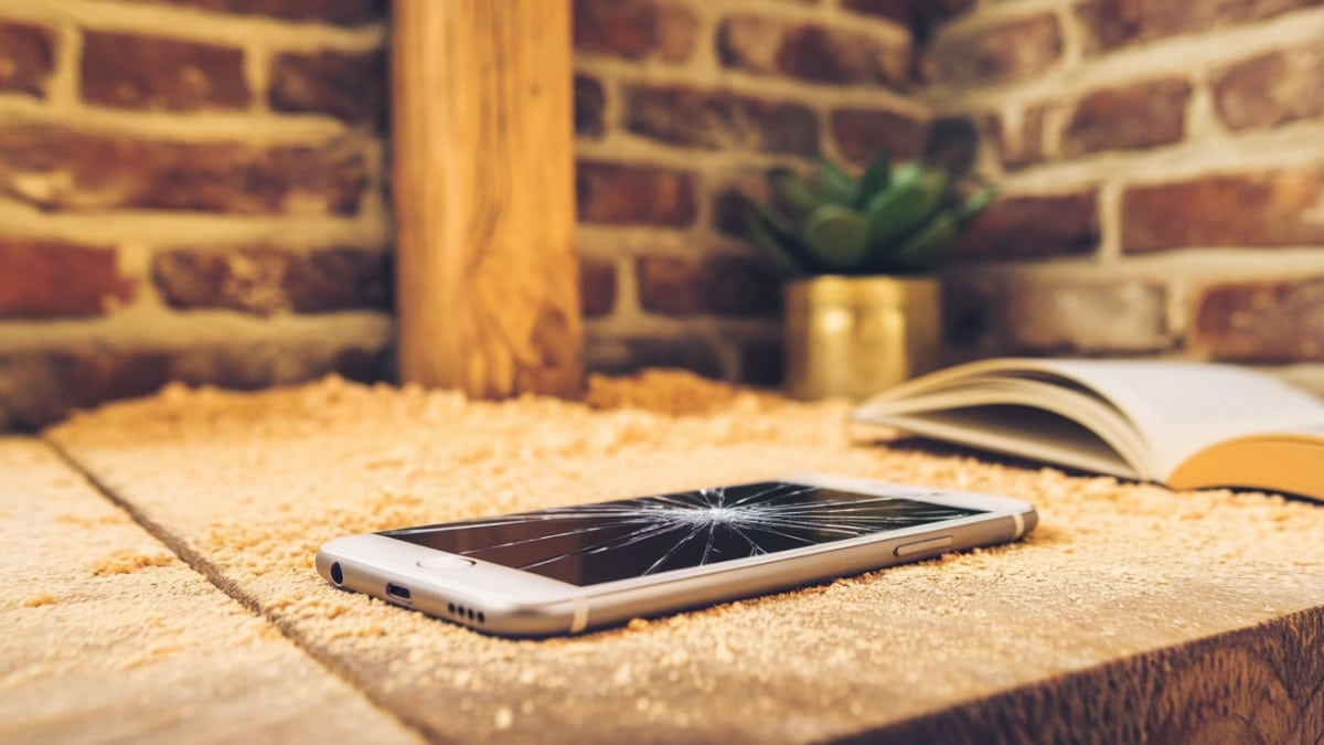 Téléphone cassé sur une table