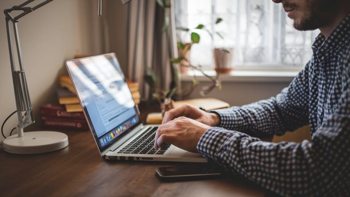 Homme tapant sur ordinateur