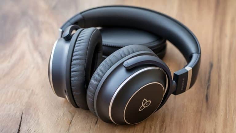 Casque audio sur table