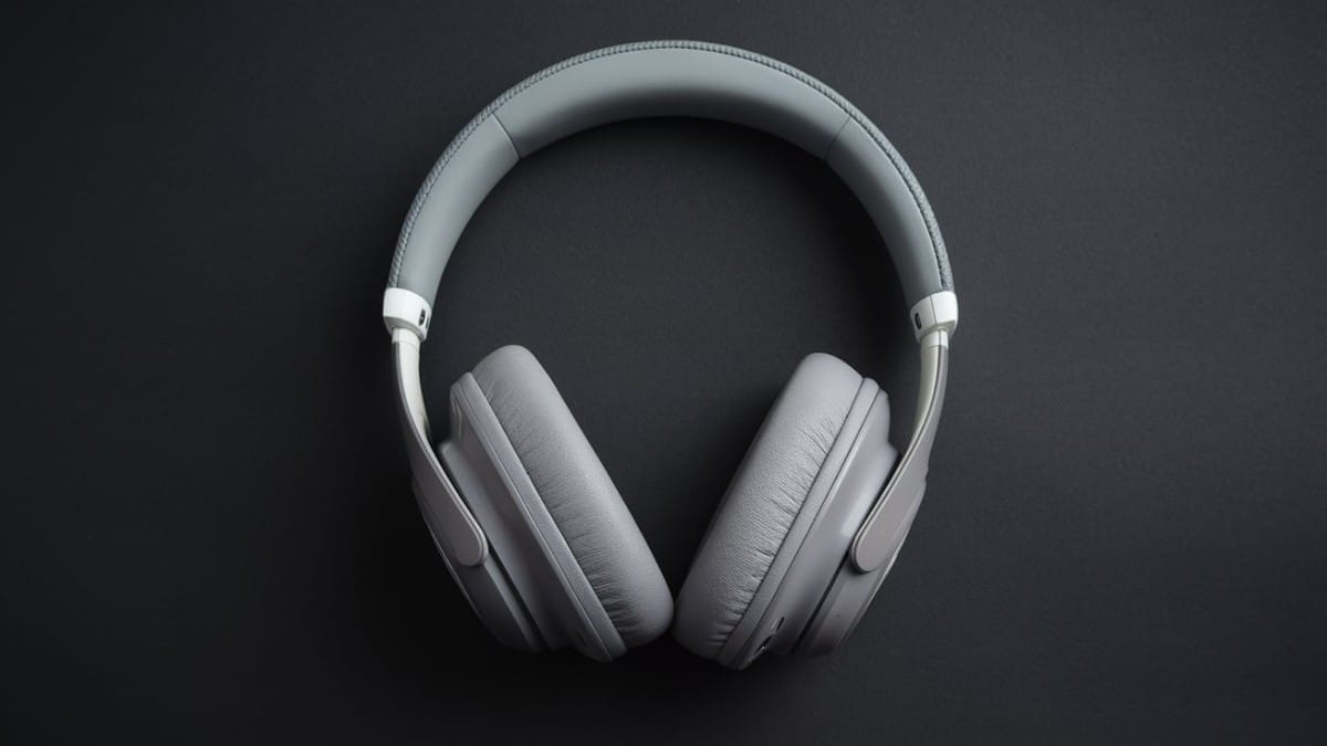 Casque audio gris sur fond noir