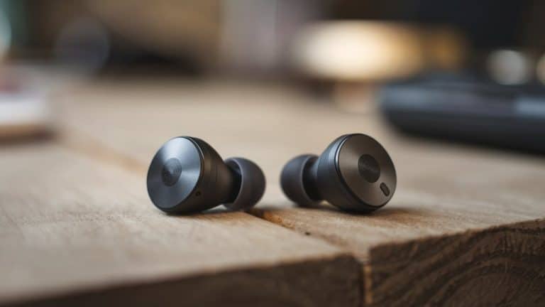 Écouteurs noirs sur table