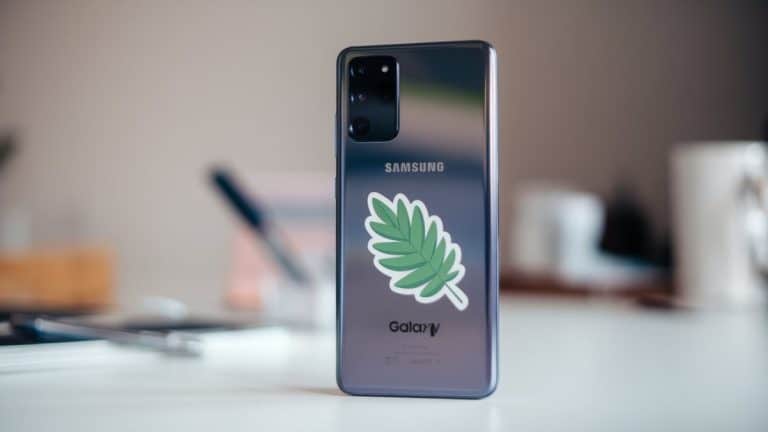 Téléphone Samsung avec autocollant