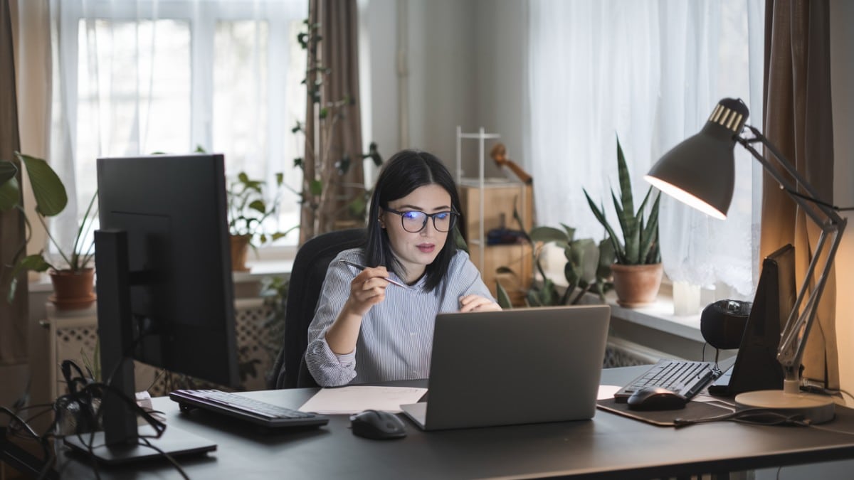 Femme travaillant sur ordinateur
