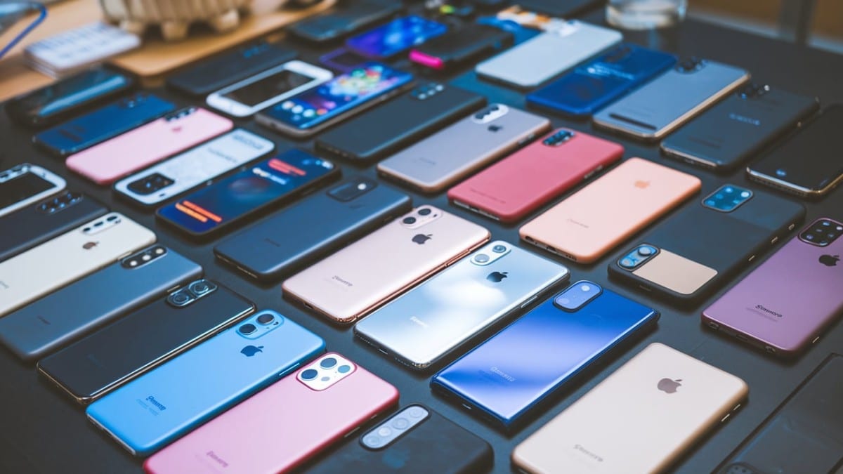 Plusieurs smartphones sur table