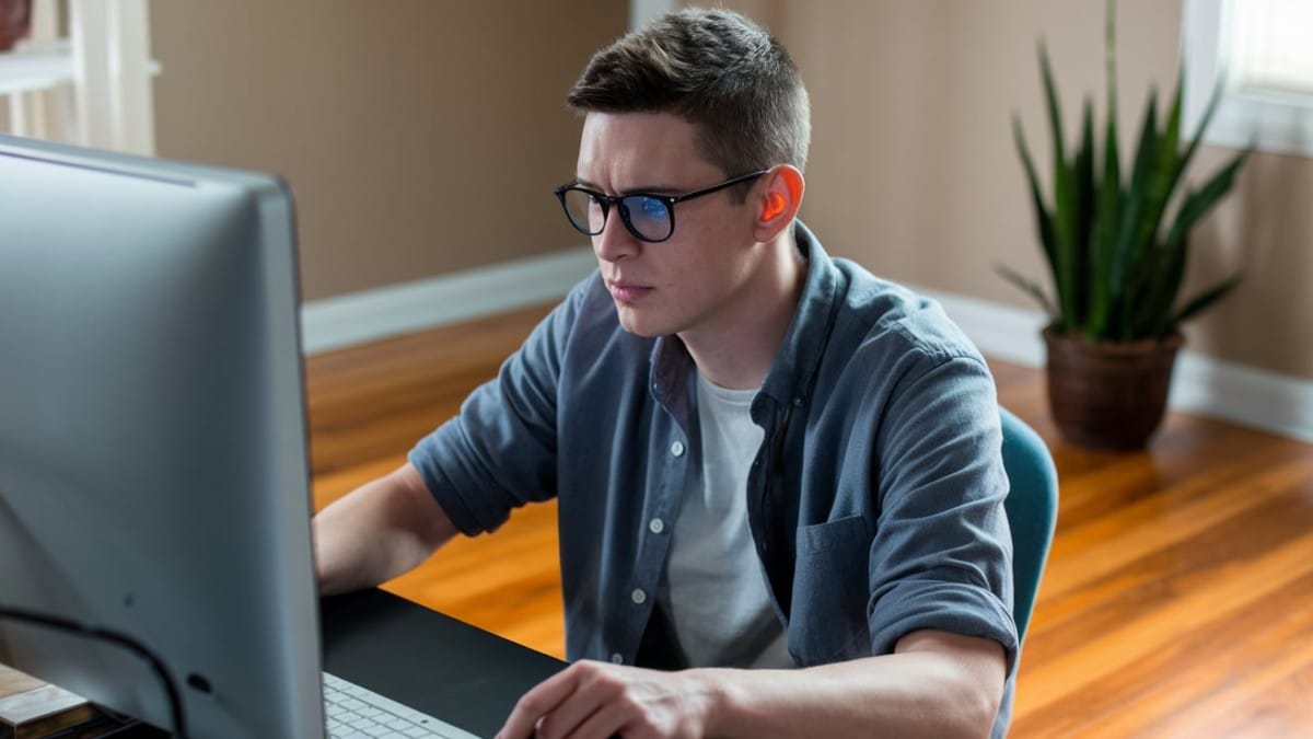 Homme concentré devant écran