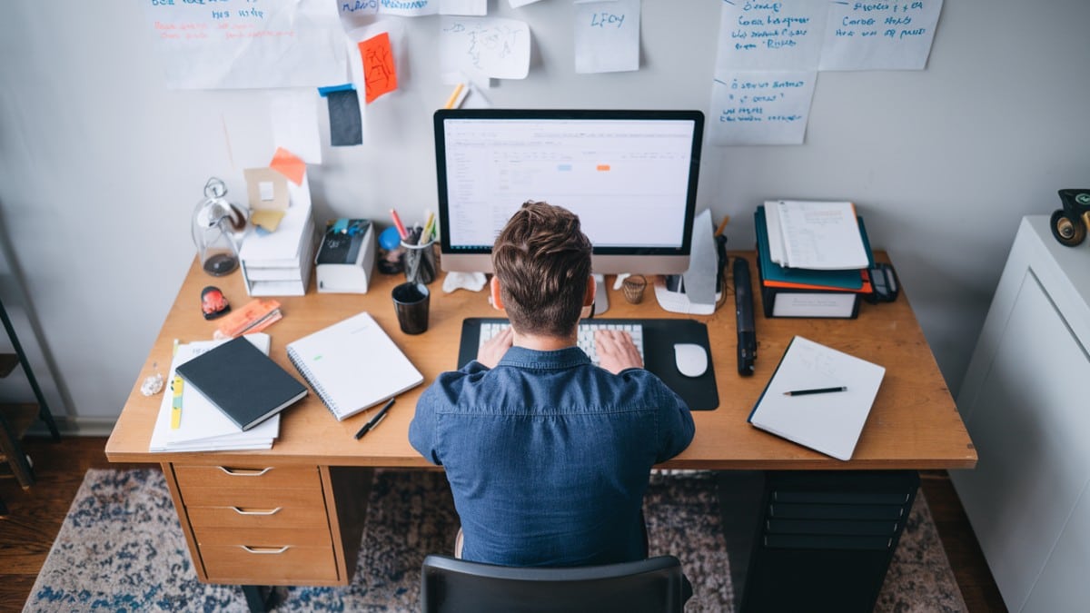 Homme travaillant sur bureau